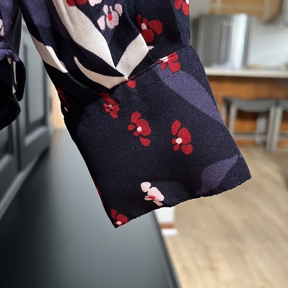 Ann Taylor XS silky polyester blouse - Picture 3 of 3